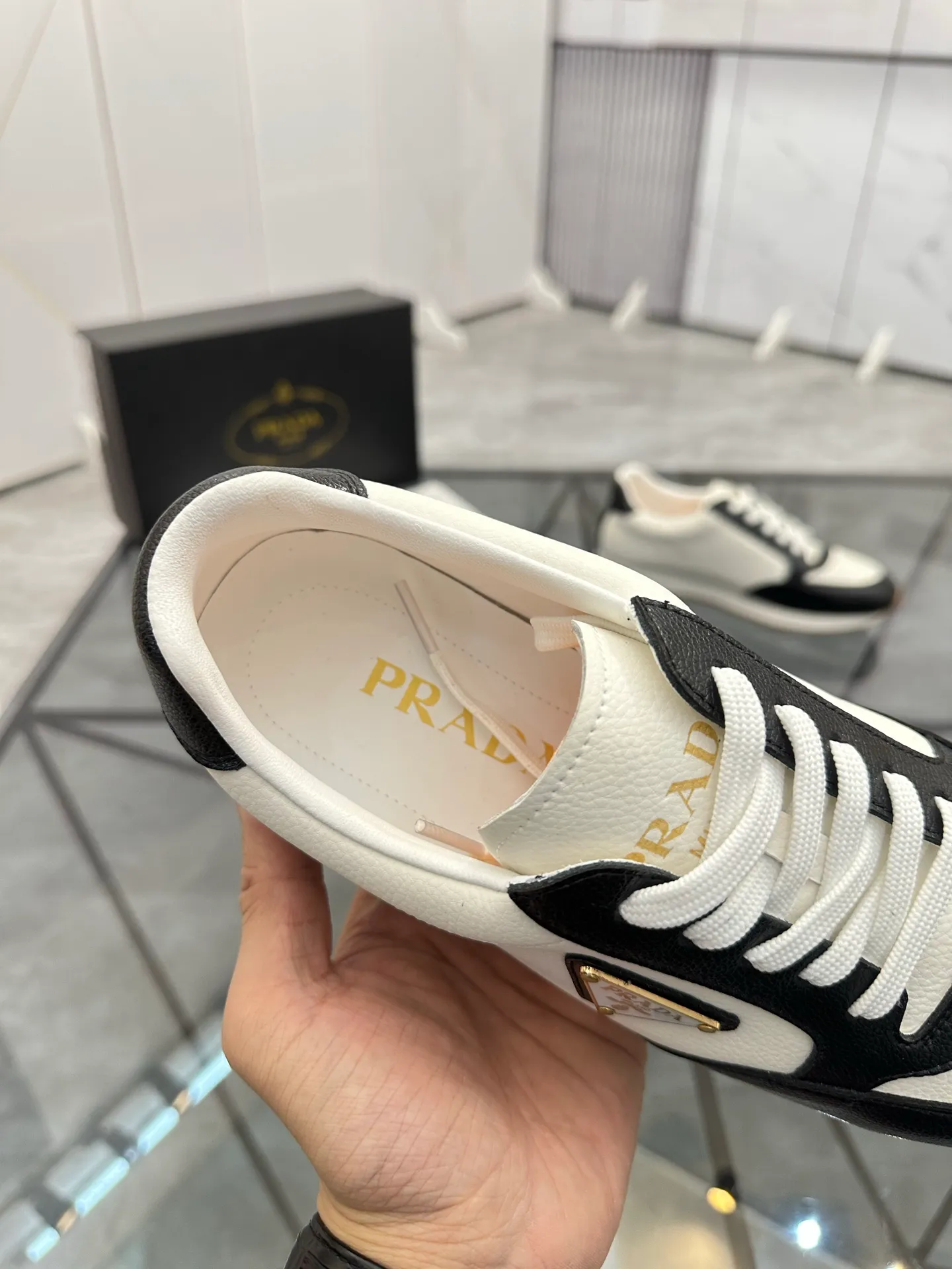 Men's shoes: 💰P420¥ Product trademark: Prada *"Prada*" low-top casual shoes Regular size: 38-44 (can be customized to 45) Product materials: imported cowhide upper, sheepskin lining, original outsole. Number: 020